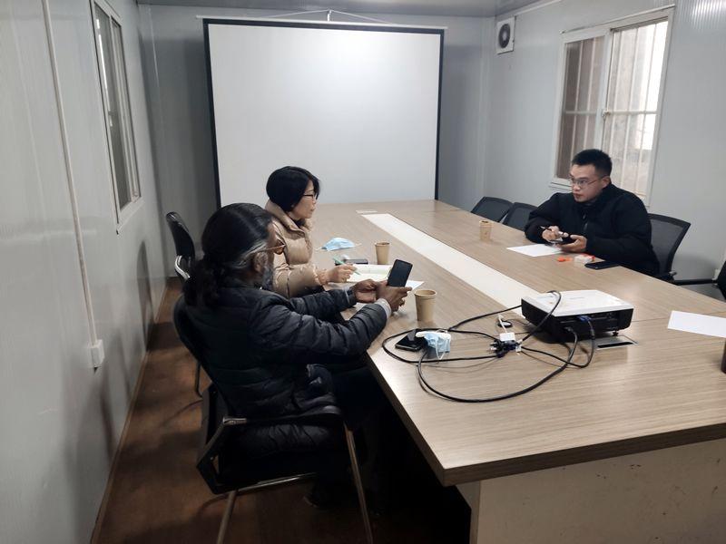 國外客戶來我廠考察，試駕奔馬小型壓路機