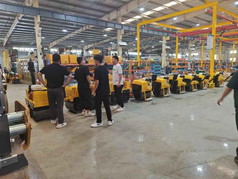 8月17日，國內客戶來我廠參觀考察奔馬小型壓路機