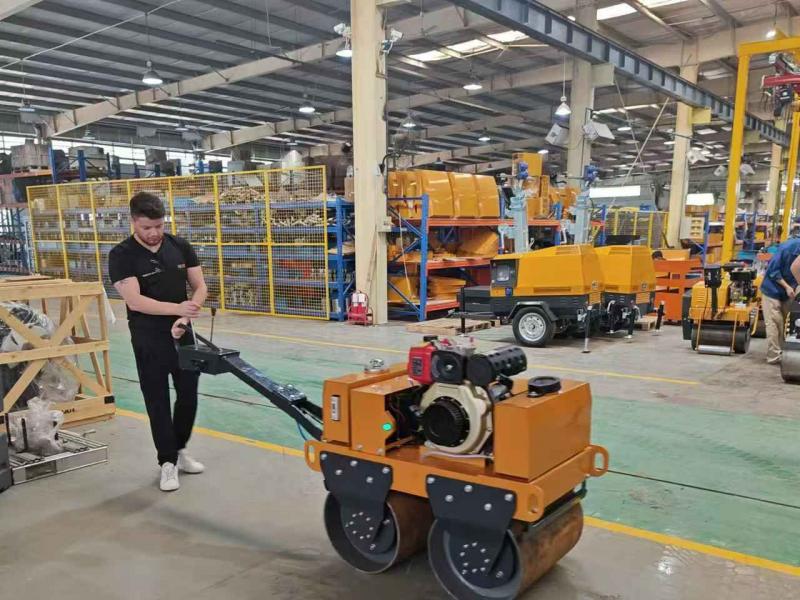 國外客戶來我廠參觀考察小型壓路機、移動照明車等產品